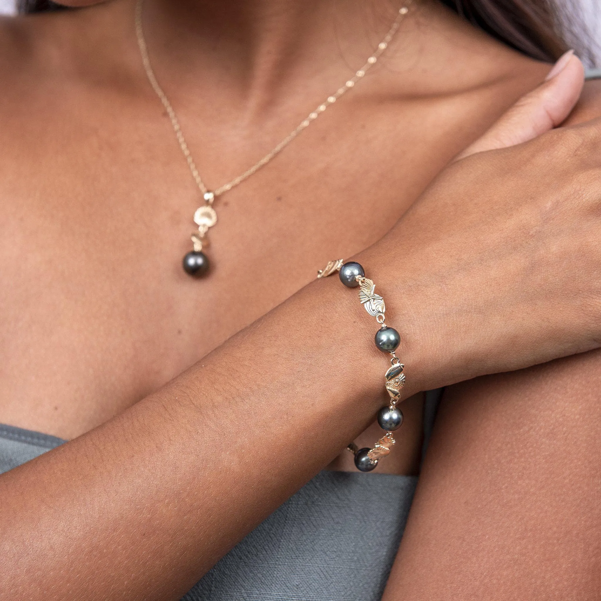 7-9" Adjustable Seashells Tahitian Black Pearl Bracelet in Gold