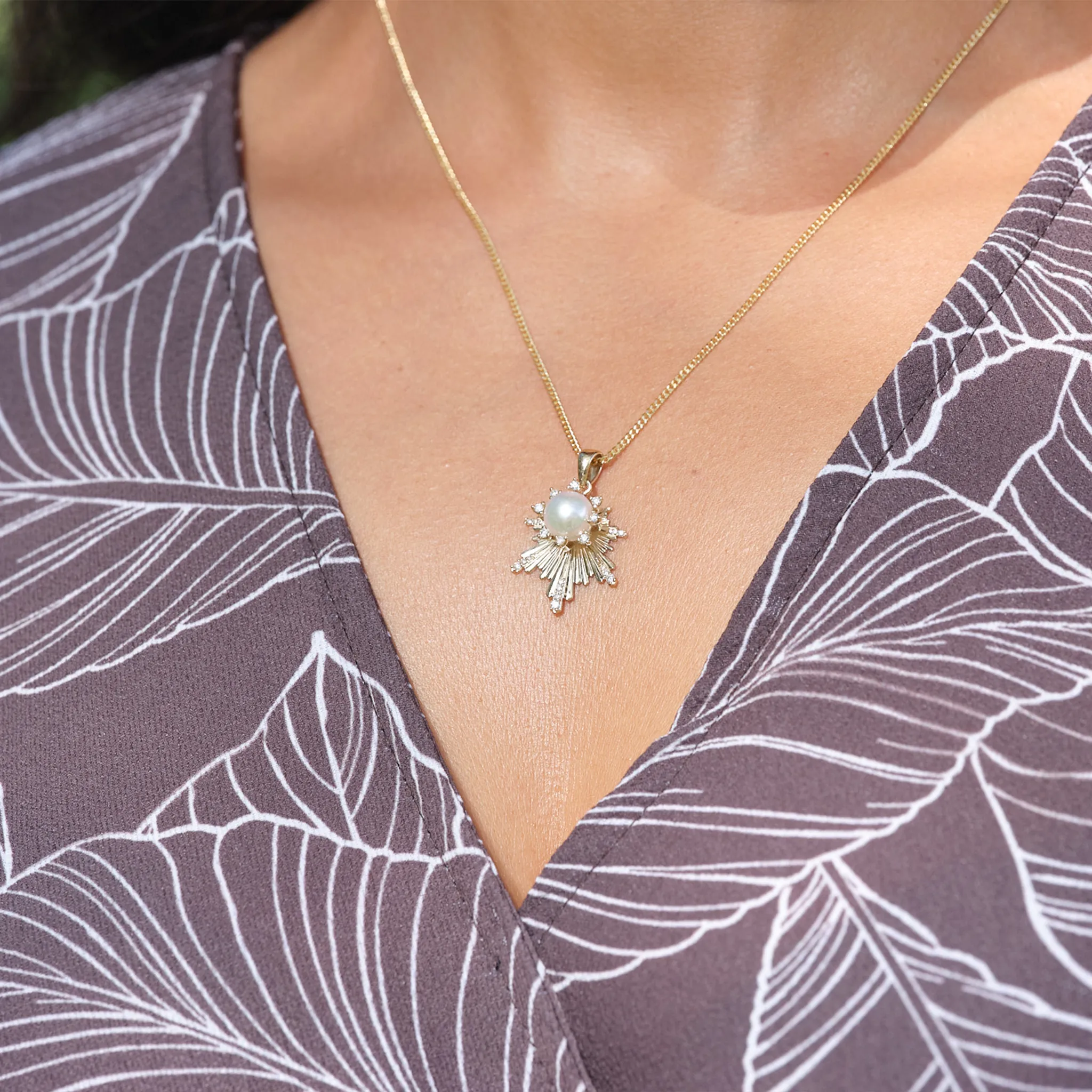 E Ho???la Akoya White Pearl Pendant in Gold with Diamonds - 22mm