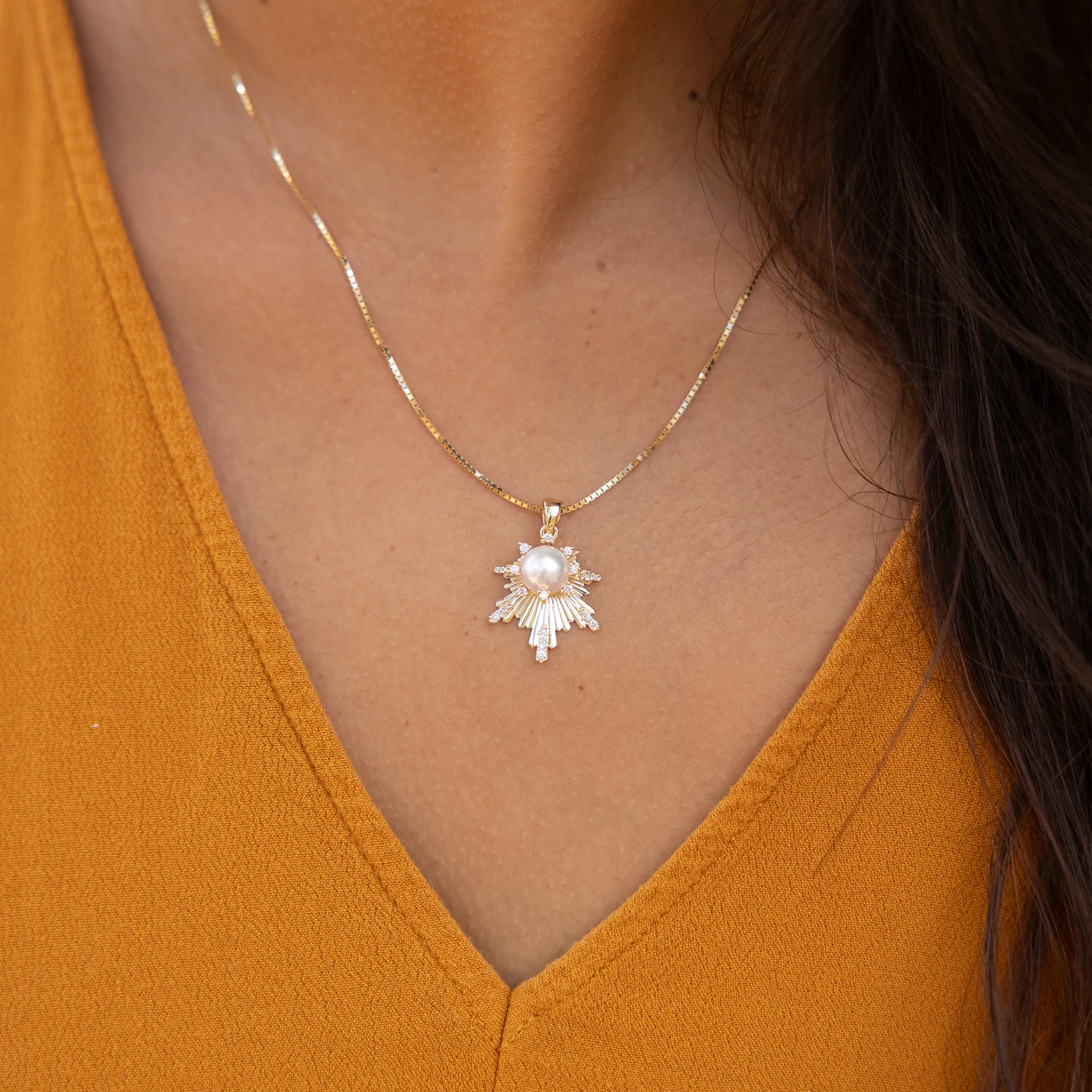 E Ho???la Akoya White Pearl Pendant in Gold with Diamonds - 22mm