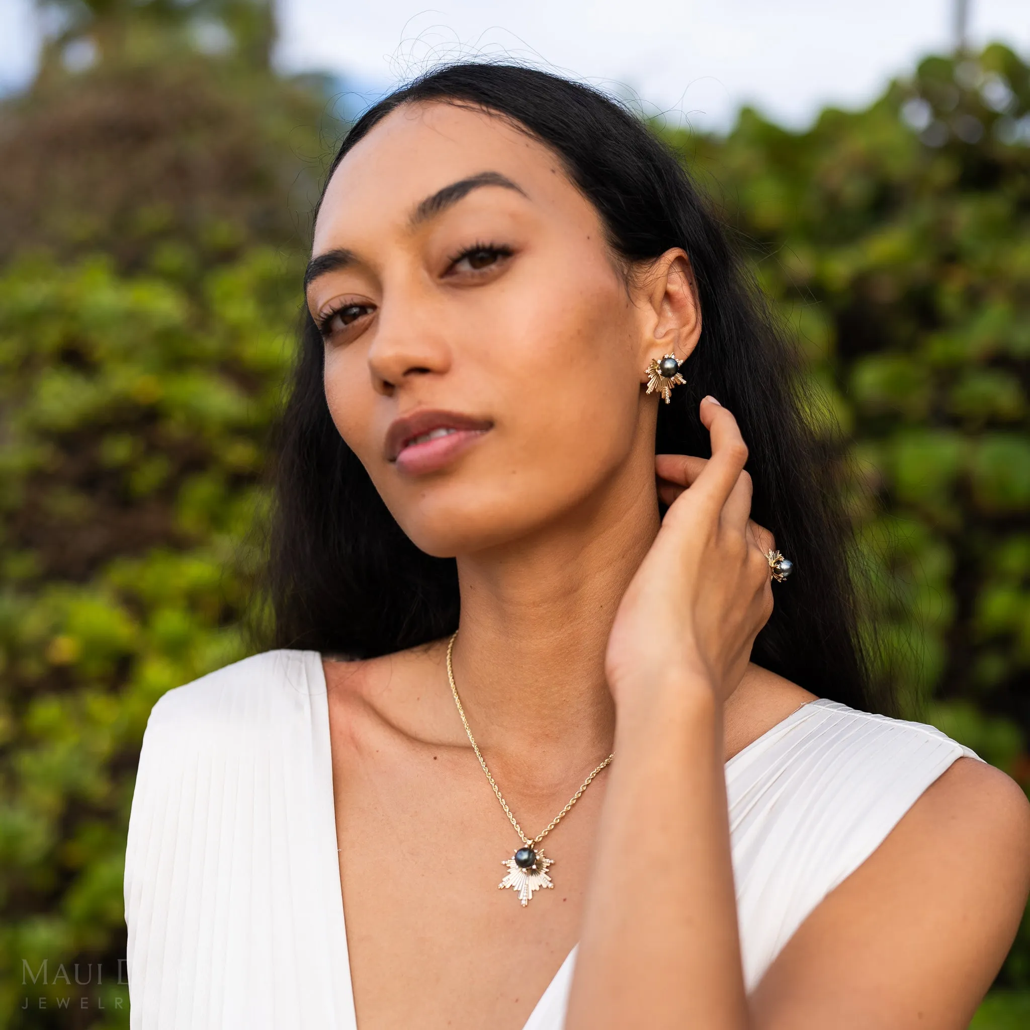 E Ho???la Tahitian Black Pearl Earrings in Gold with Diamonds - 23mm