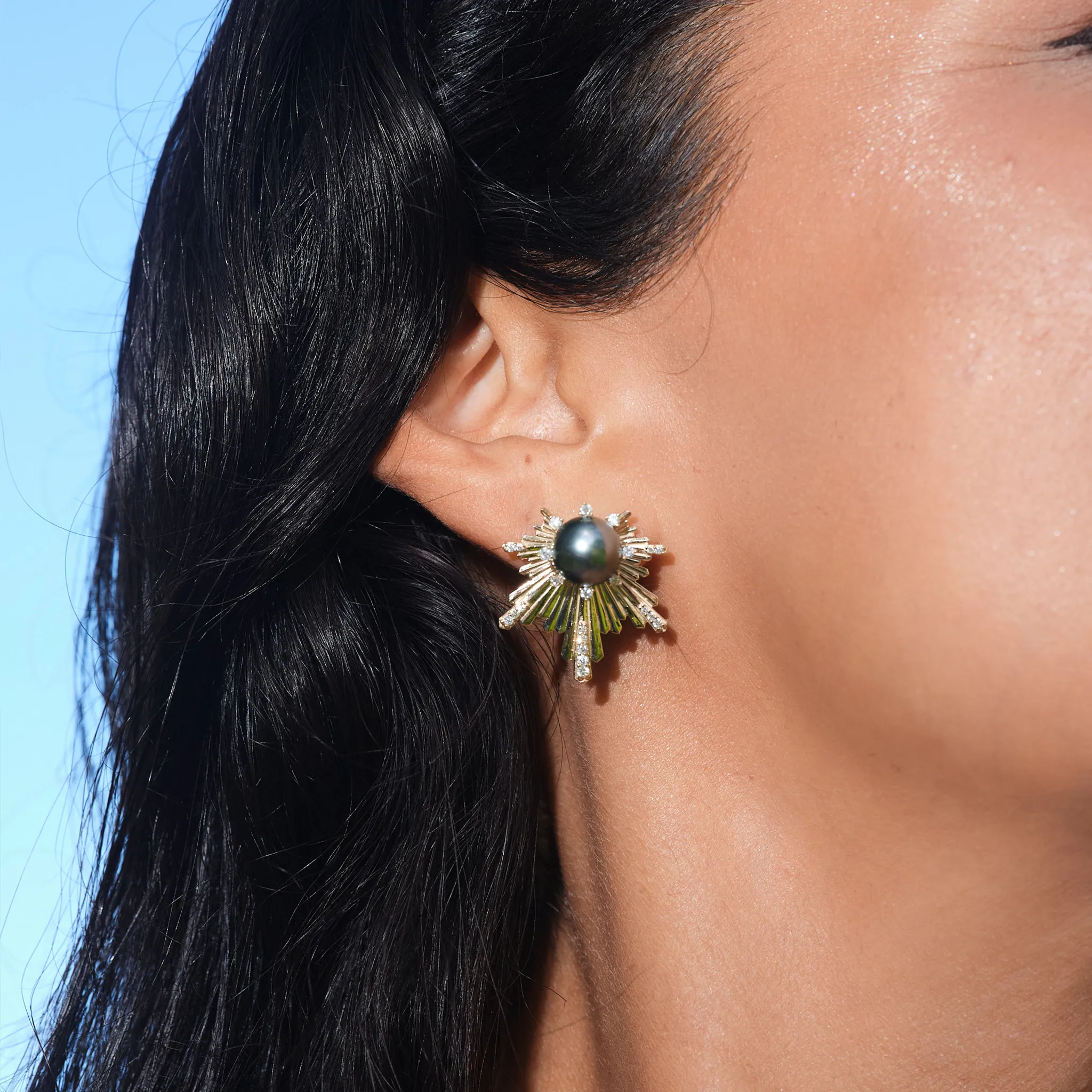 E Ho???la Tahitian Black Pearl Earrings in Gold with Diamonds - 23mm