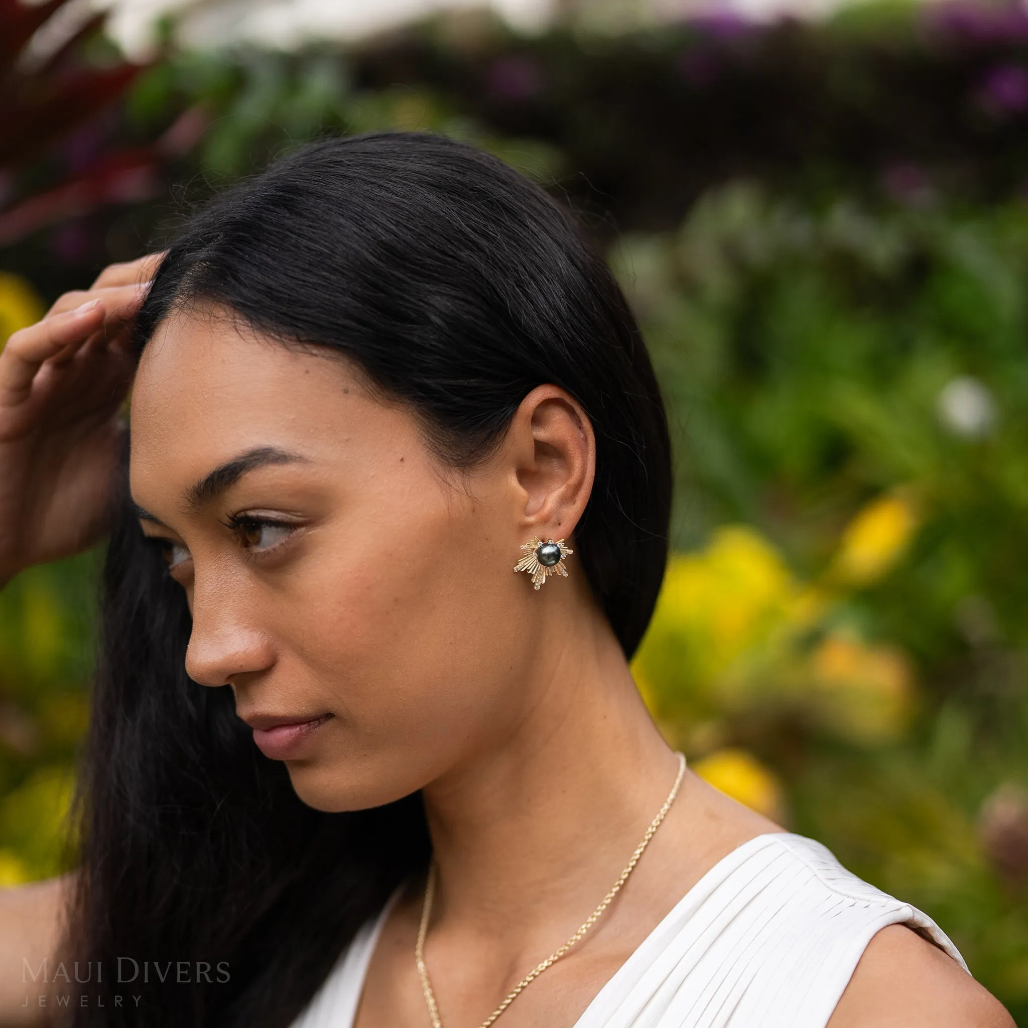 E Ho???la Tahitian Black Pearl Earrings in Gold with Diamonds - 23mm