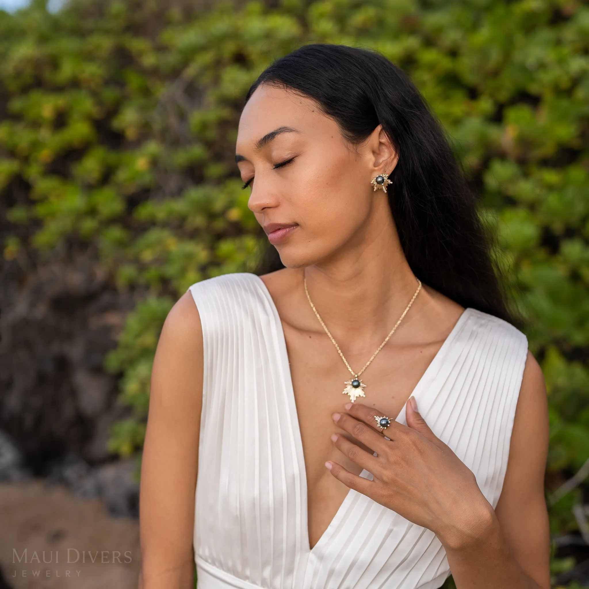 E Ho???la Tahitian Black Pearl Earrings in Gold with Diamonds - 23mm