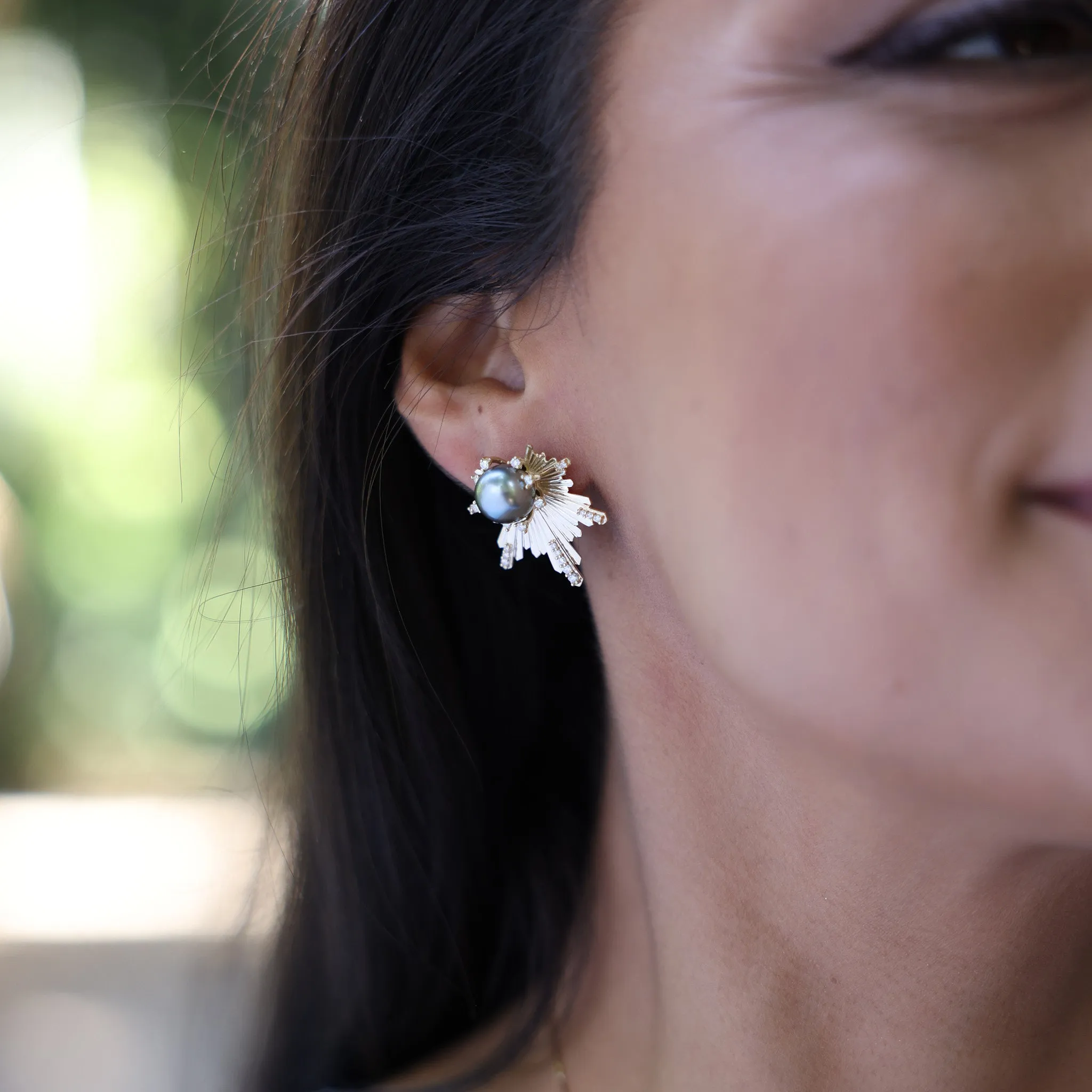 E Ho???la Tahitian Black Pearl Earrings in Gold with Diamonds - 23mm