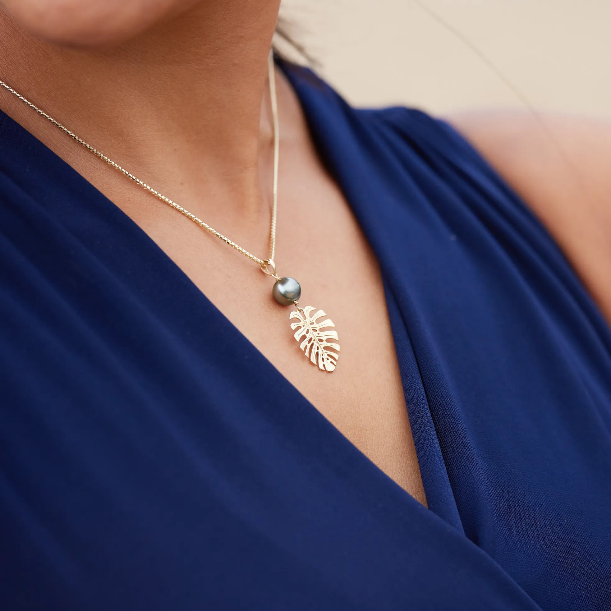 Monstera Tahitian Black Pearl Pendant in Gold - 23mm