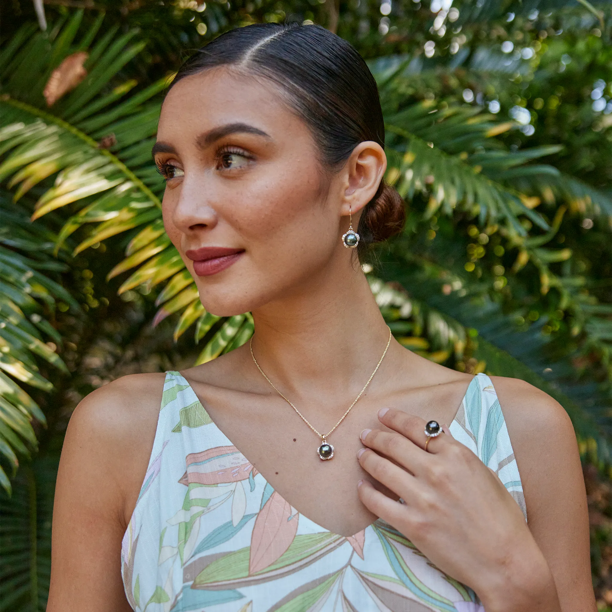Plumeria Tahitian Black Pearl Pendant in Gold with Diamonds - 9-10mm