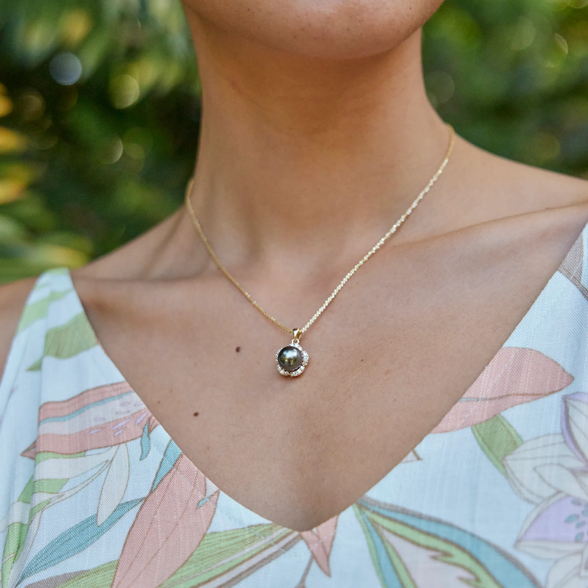 Plumeria Tahitian Black Pearl Pendant in Gold with Diamonds - 9-10mm