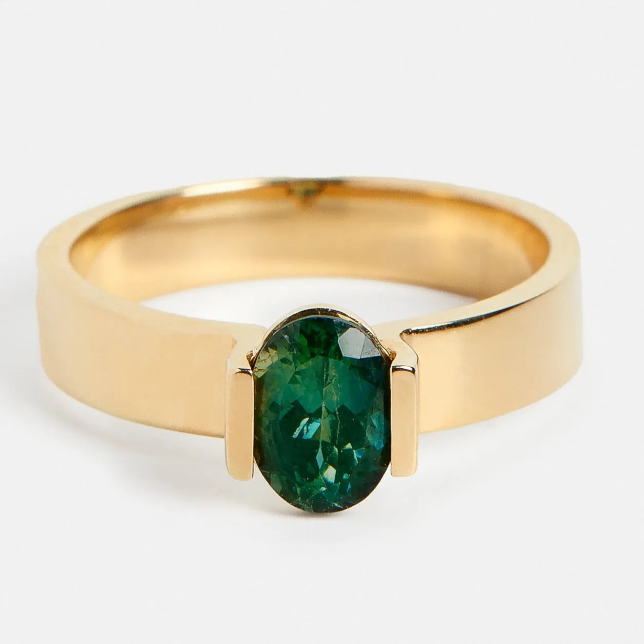 Silva Ring with 1.02ct Sapphire in Gold