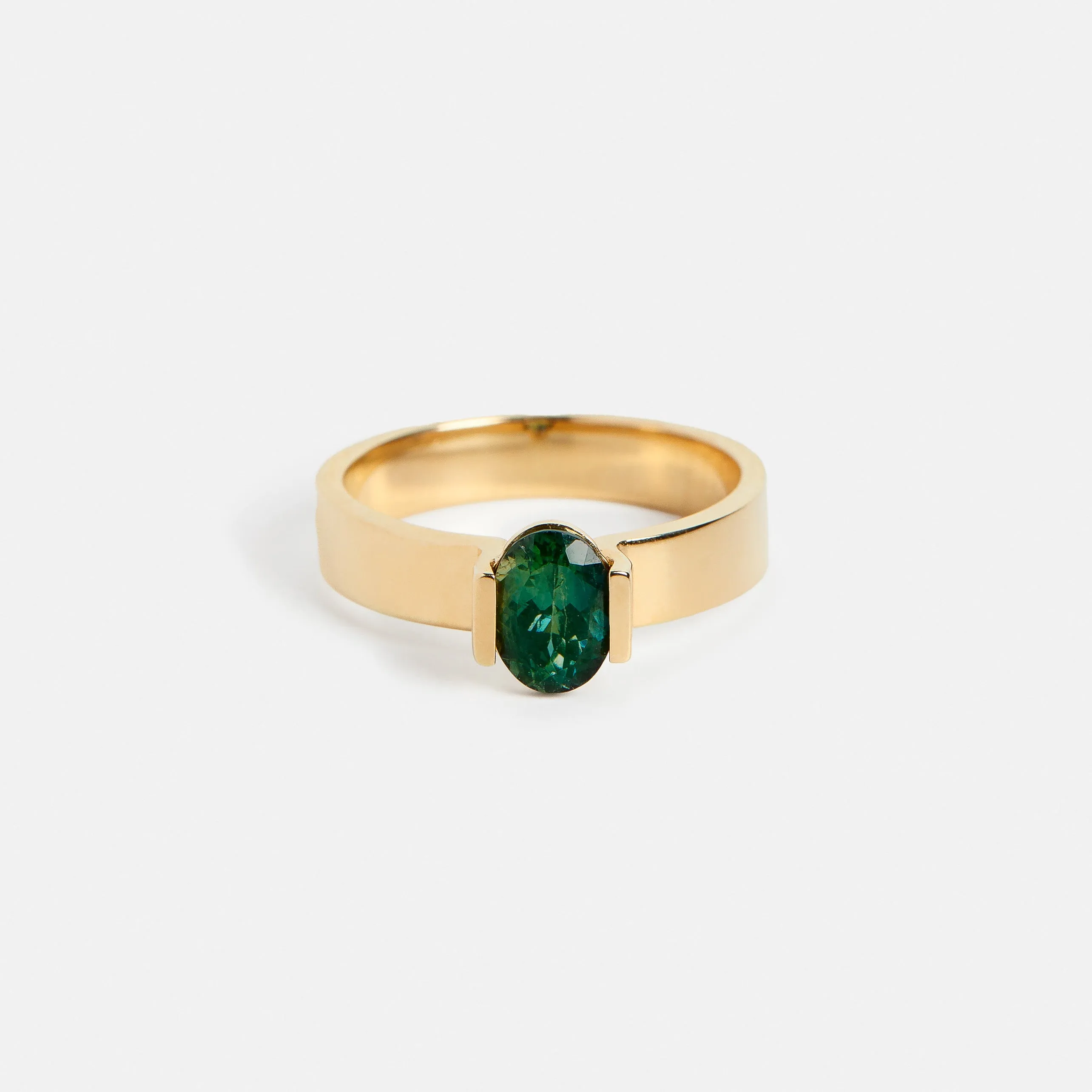 Silva Ring with 1.02ct Sapphire in Gold