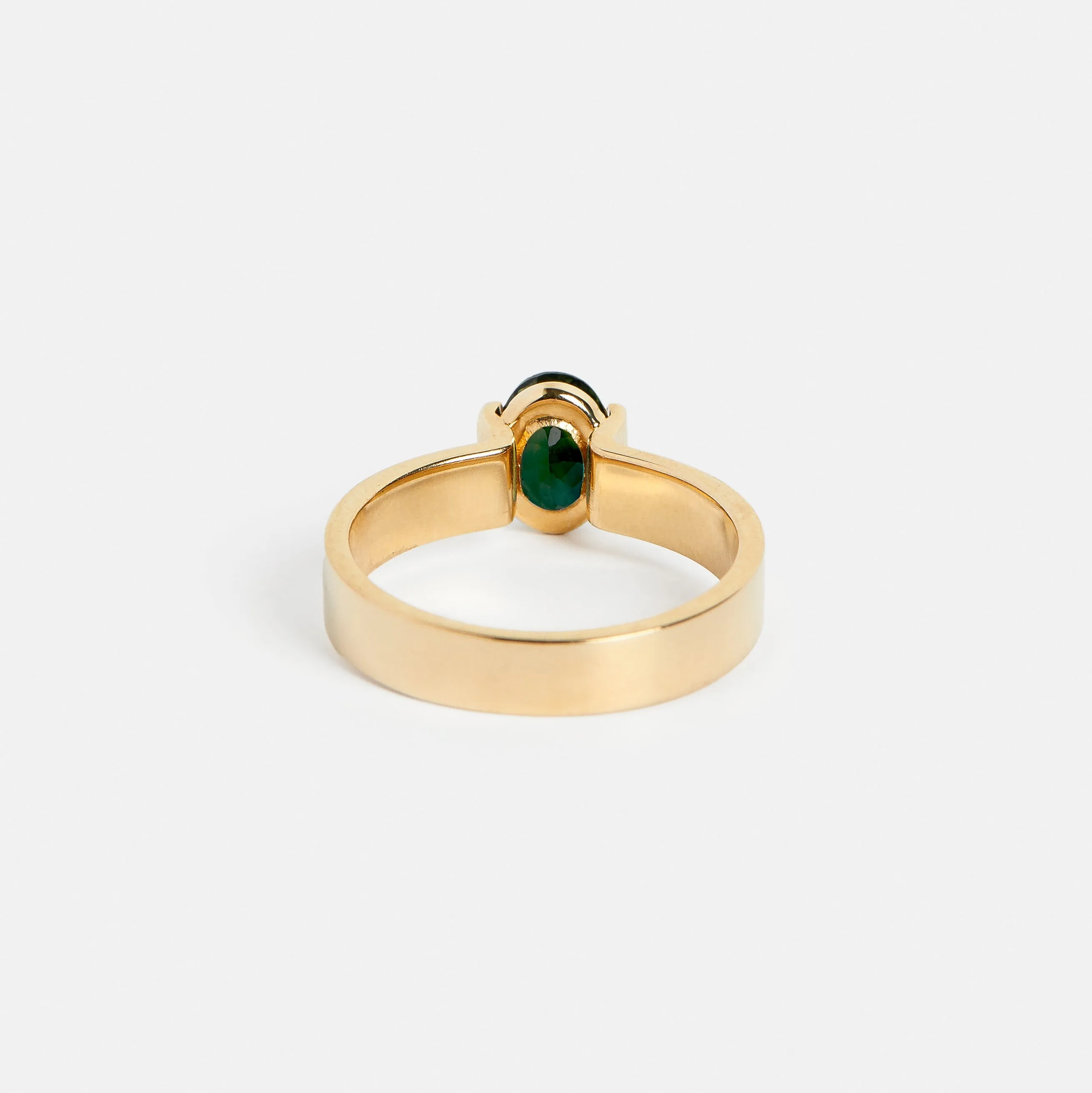 Silva Ring with 1.02ct Sapphire in Gold