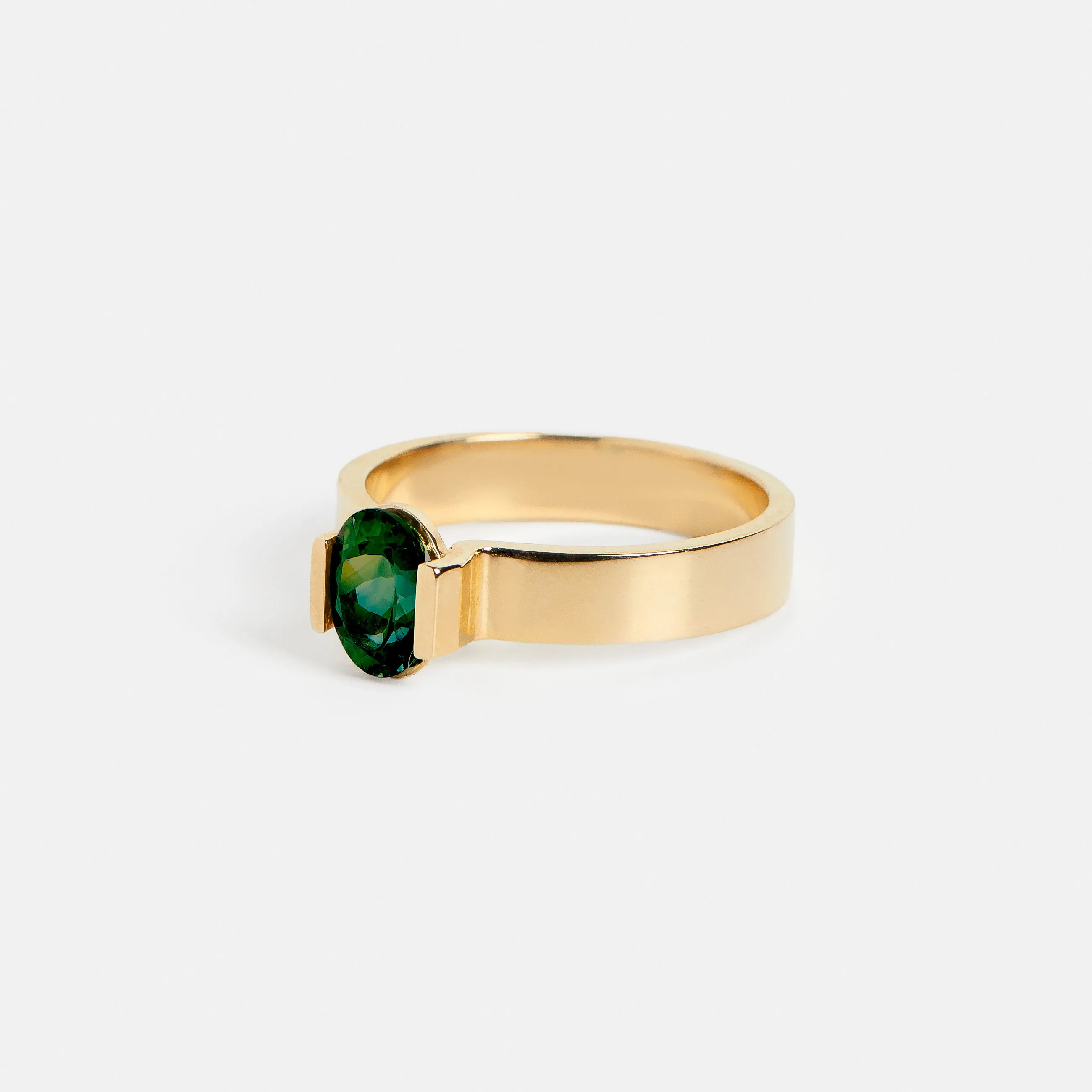 Silva Ring with 1.02ct Sapphire in Gold