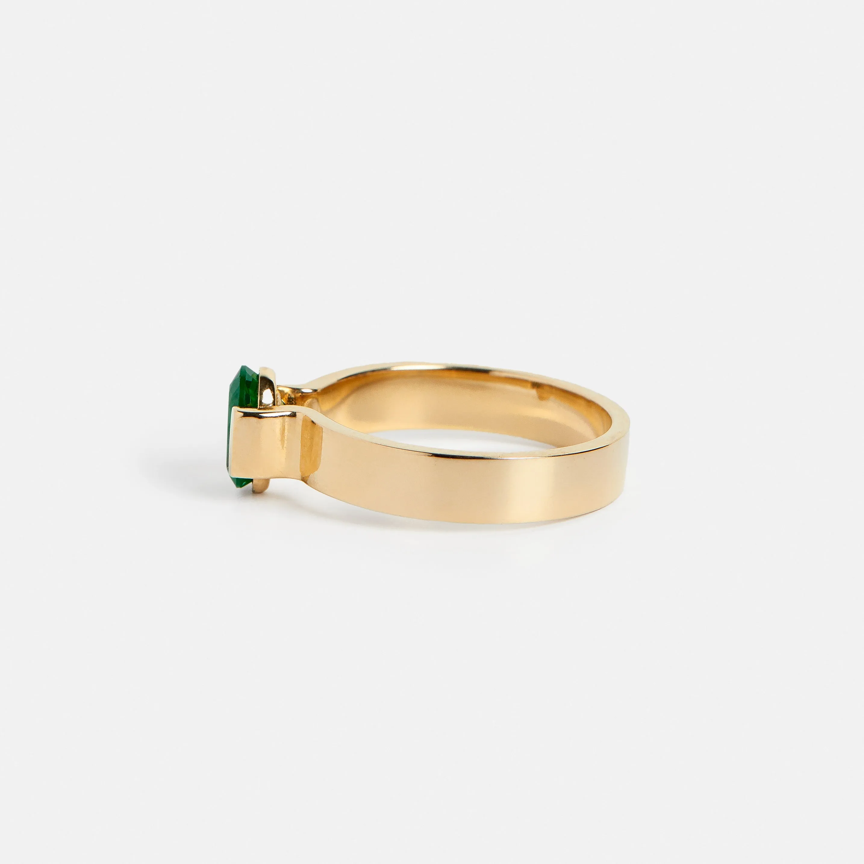 Silva Ring with 1.02ct Sapphire in Gold