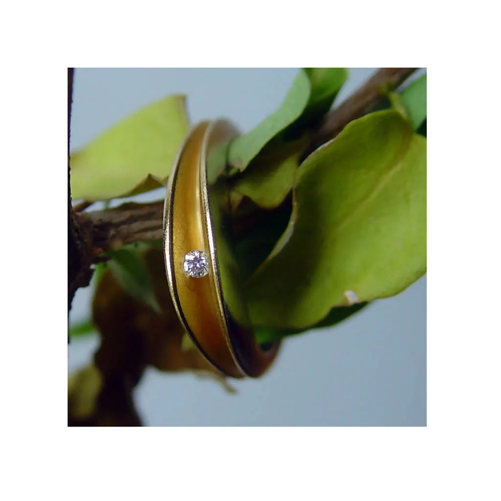 Split silver shell ring with 3pt diamond & contrasting 22K gold plating