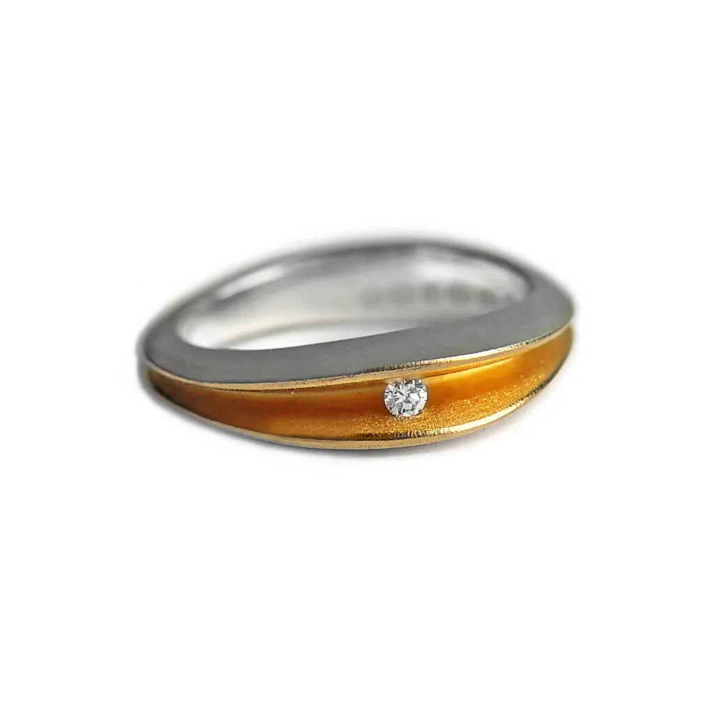 Split silver shell ring with 3pt diamond & contrasting 22K gold plating