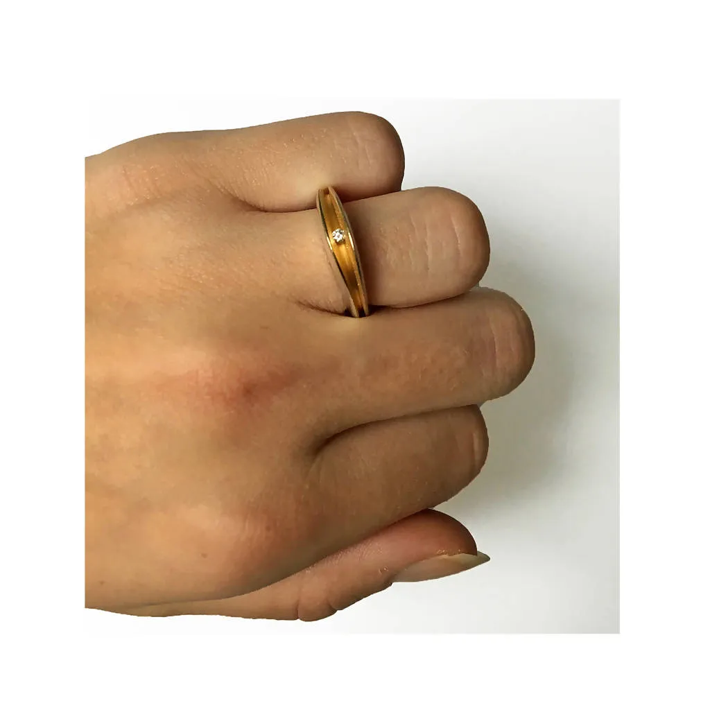 Split silver shell ring with 3pt diamond & contrasting 22K gold plating