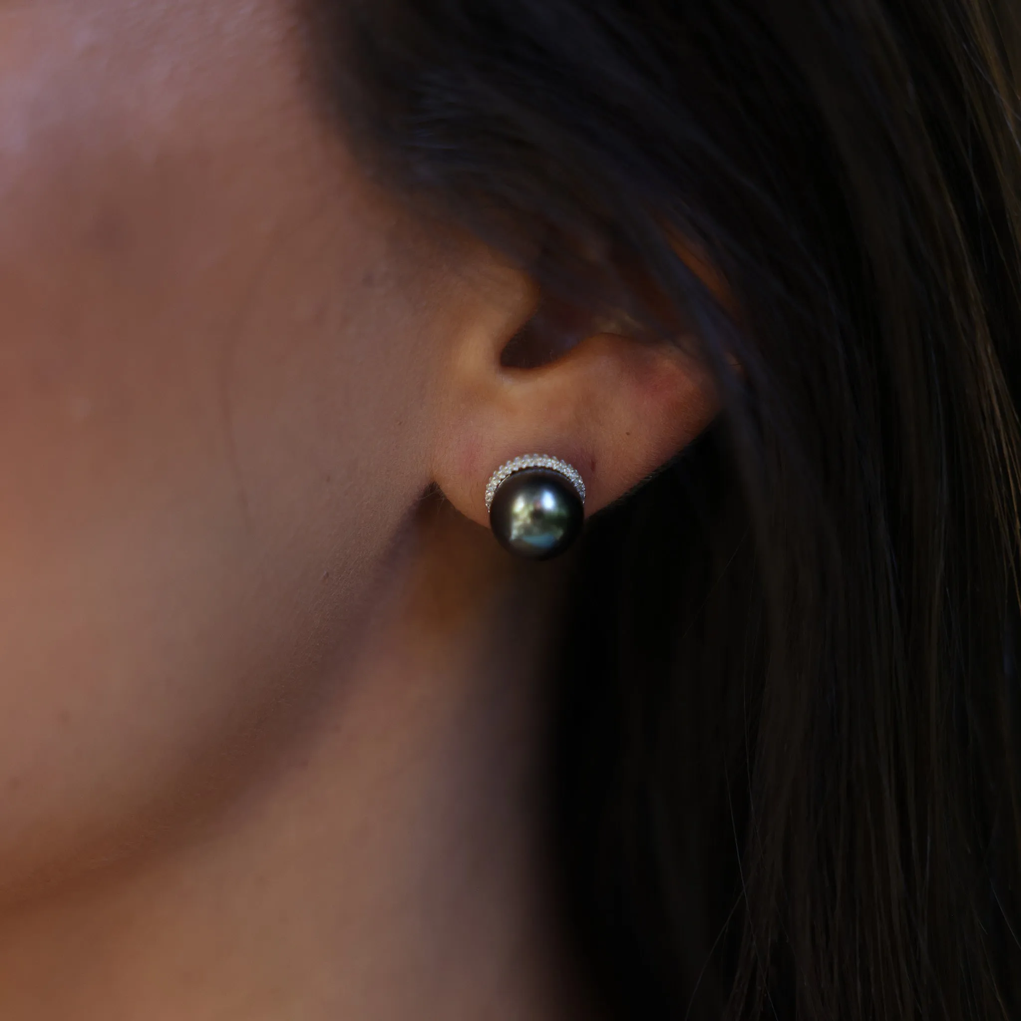 Tahitian Black Pearl Earrings in White Gold with Diamonds - 9-10mm