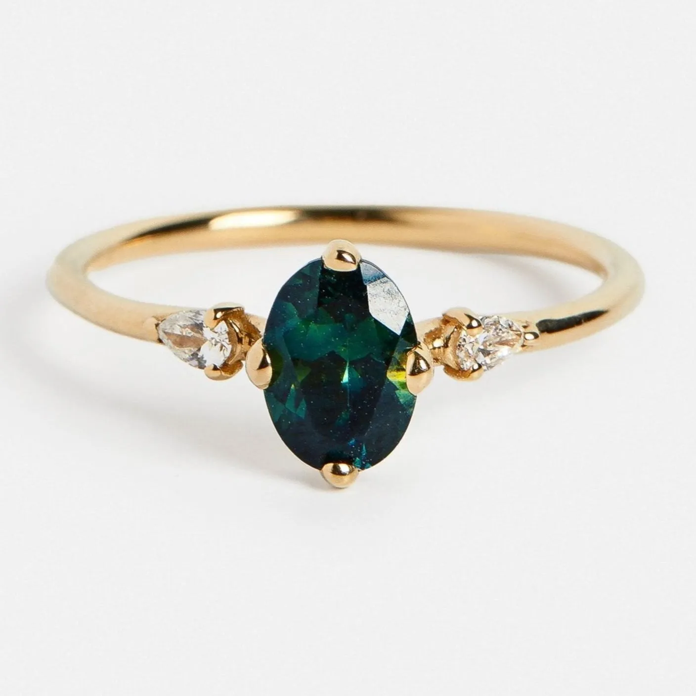 Three Stone Veli Ring with 1.00ct Sapphire and Diamonds in Gold