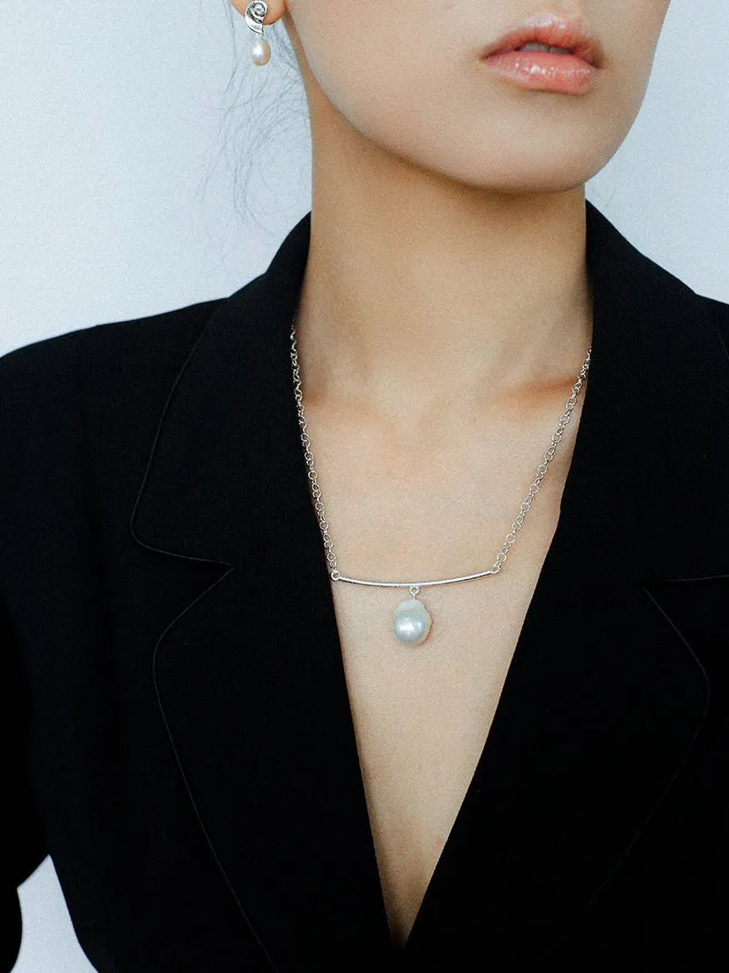 Versatile Curved Baroque Pearl Pendant Necklace