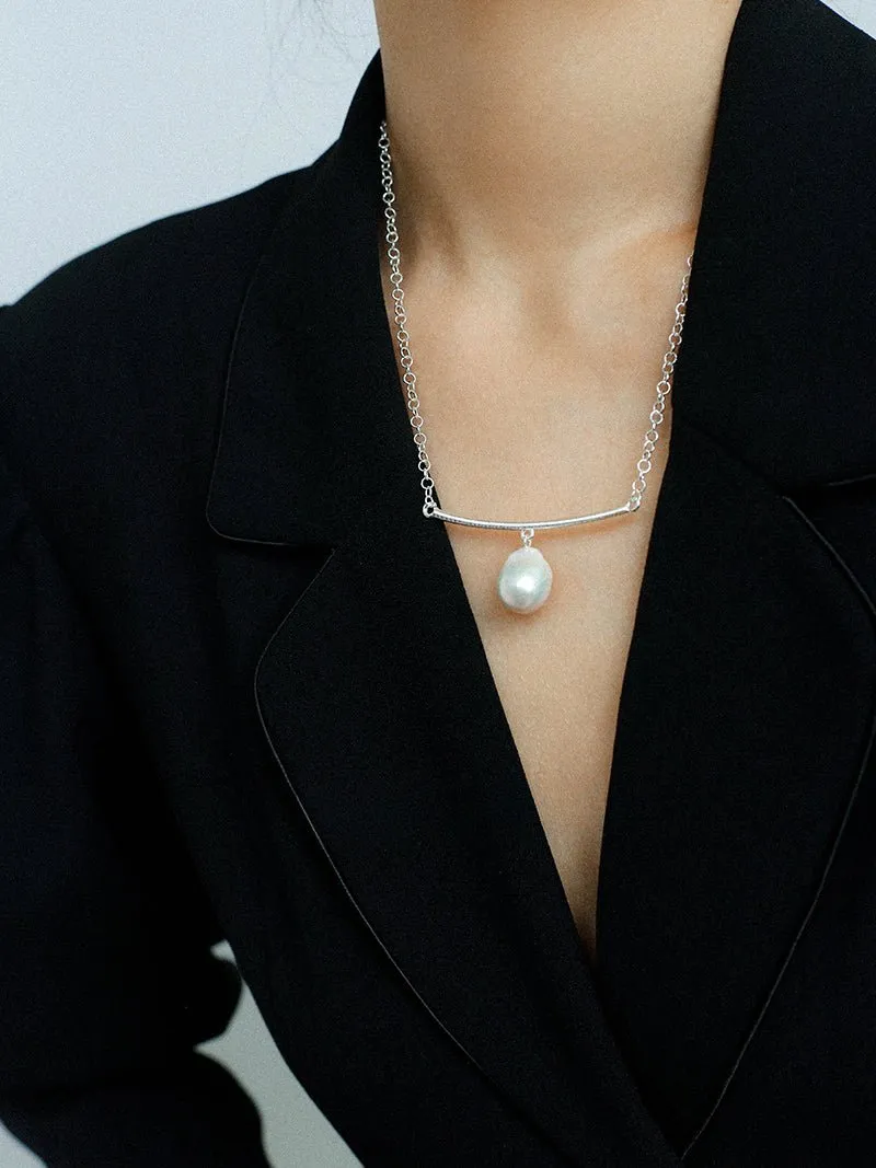 Versatile Curved Baroque Pearl Pendant Necklace