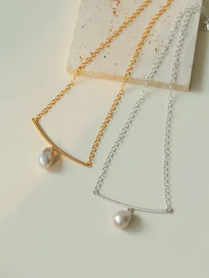 Versatile Curved Baroque Pearl Pendant Necklace