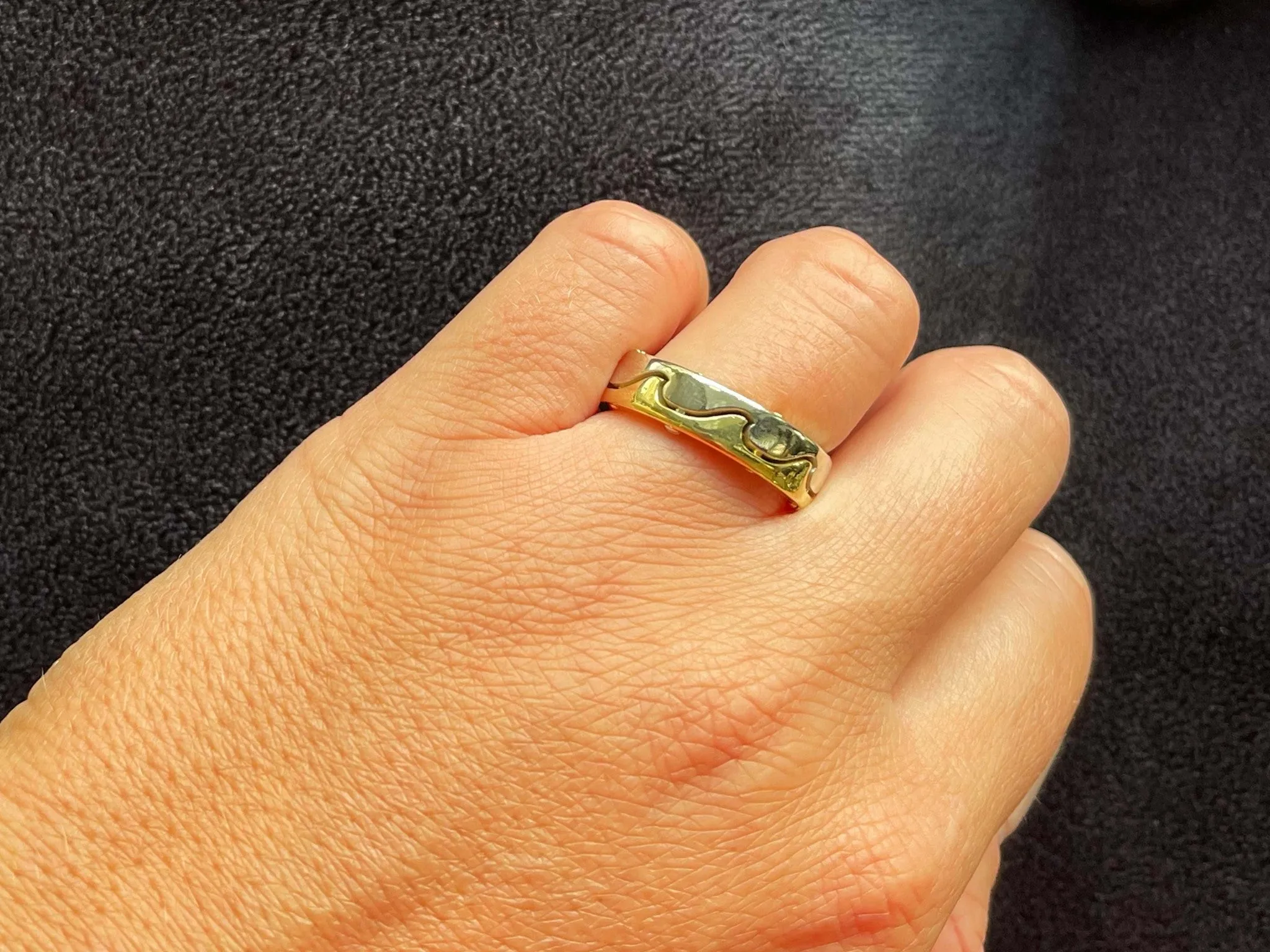Wave Two Toned Screw Motif Ring in 18k Gold